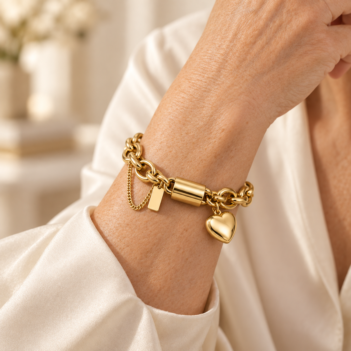 Cœur gold link bracelet worn by a mature woman